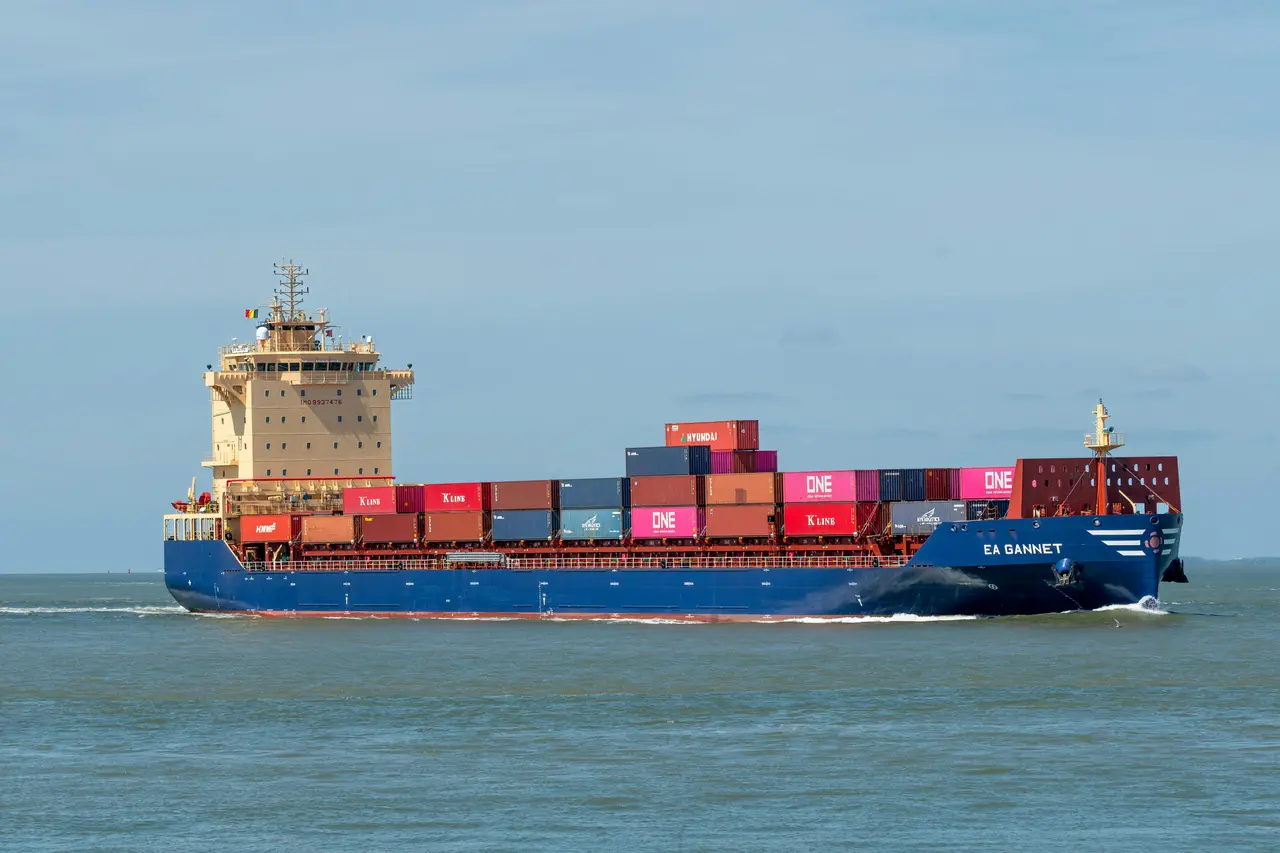 Ship hull and bow
